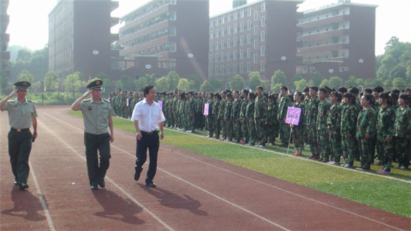 我校舉行2013級新生軍訓(xùn)會操表演暨表彰大會28.jpg