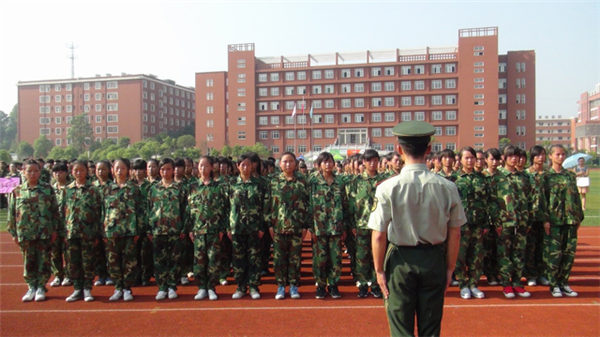 我校舉行2013級新生軍訓(xùn)會操表演暨表彰大會479.jpg