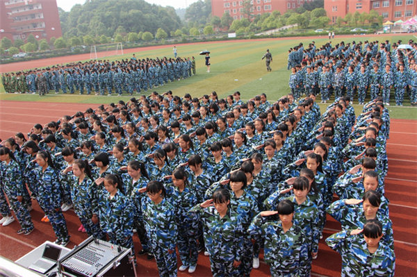 我校舉行2015級新生軍訓(xùn)會操表演暨總結(jié)表彰大會173.jpg